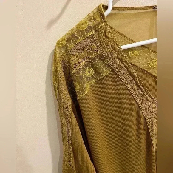 FREE PEOPLE Size Medium Lola Lace Trim Top V-Neck Long Drop Sleeves in Mustard - Picture 3 of 11